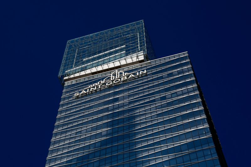 &copy; Reuters. FILE PHOTO: The Logo of Saint-Gobain is seen at the company headquarters in the financial and business district of La Defense, near Paris, France, September 14, 2023. REUTERS/Gonzalo Fuentes/File Photo