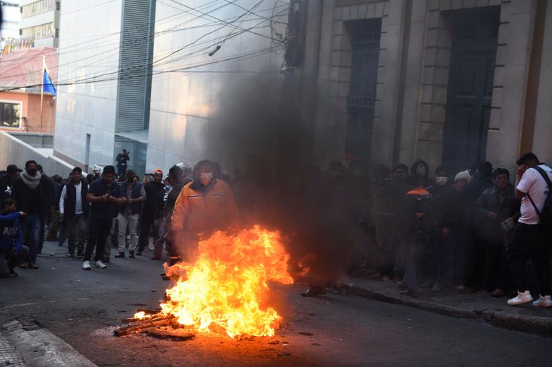 © Reuters. Demonstrators face members of Bolivia's military as Bolivia's President Luis Arce 