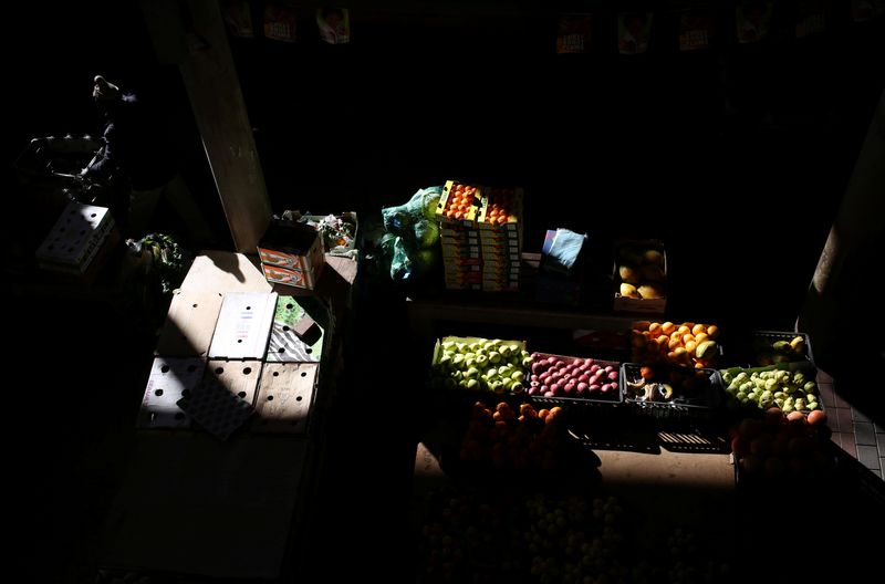 &copy; Reuters. FILE PHOTO: A fruits and vegetables vendor (L) pushes a trolly as he sets up his stall in Soweto, south west of Johannesburg, South Africa June 1, 2017. REUTERS/Siphiwe Sibek/File Photo