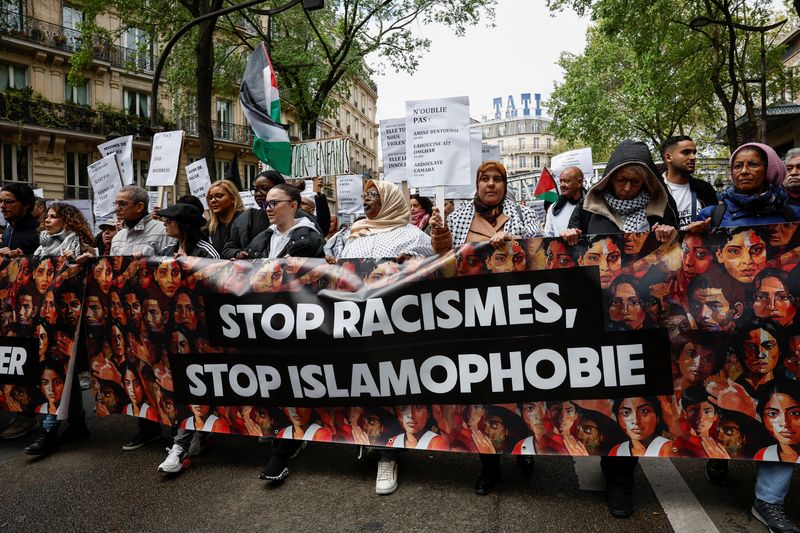© Reuters. FILE PHOTO: People attend a demonstration called by various organisations against racism, Islamophobia and the protection of children in Paris, France, April 21, 2024. REUTERS/Benoit Tessier/File Photo