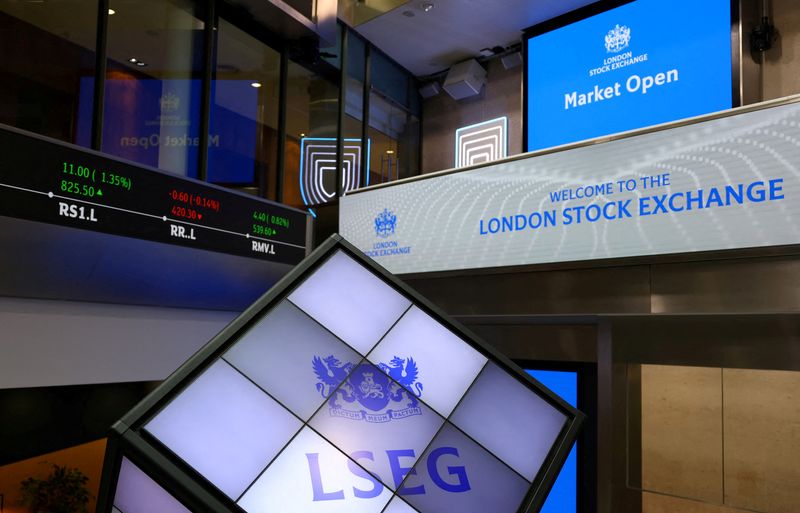 © Reuters. FILE PHOTO: LSEG signage is seen on screens in the lobby of the London Stock Exchange in London, Britain, May 14, 2024. REUTERS/Hannah McKay/File Photo