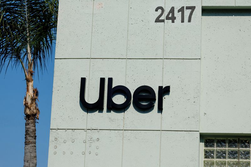 © Reuters. FILE PHOTO: The Uber logo is shown on the building in Los Angeles, California, U.S., February 14, 2024.  REUTERS/Mike Blake/File Photo