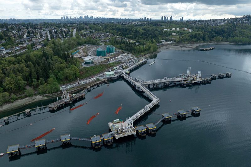 © Reuters. FILE PHOTO: A drone view of three berths able to load vessels with oil is seen after their construction at Westridge Marine Terminal, the terminus of the Canadian government-owned Trans Mountain pipeline expansion project in Burnaby, British Columbia, Canada, April 26, 2024. REUTERS/Chris Helgren/File Photo