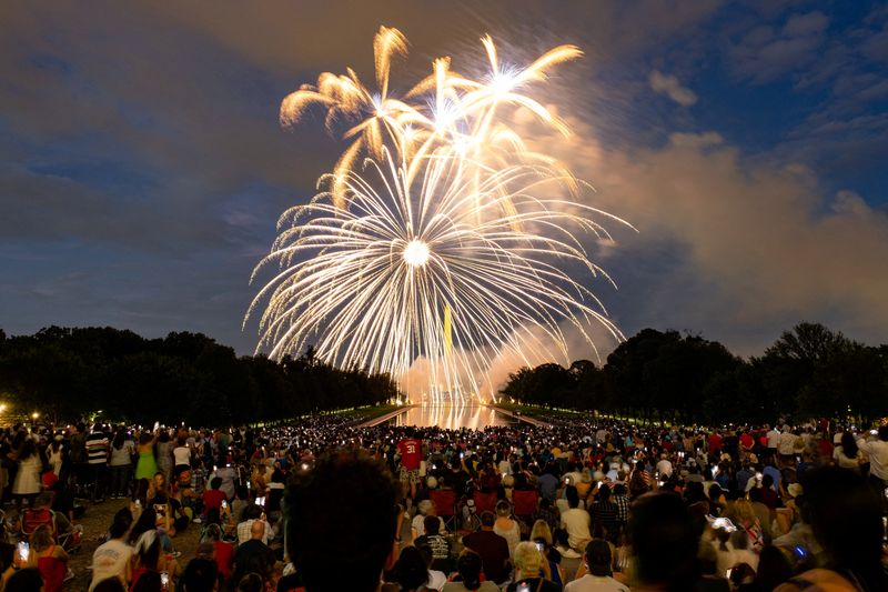 © Reuters. FILE PHOTO: Fireworks explode over the National Mall during Fourth of July celebrations, in Washington, U.S., July 4, 2023. REUTERS/Kevin Wurm/File Photo