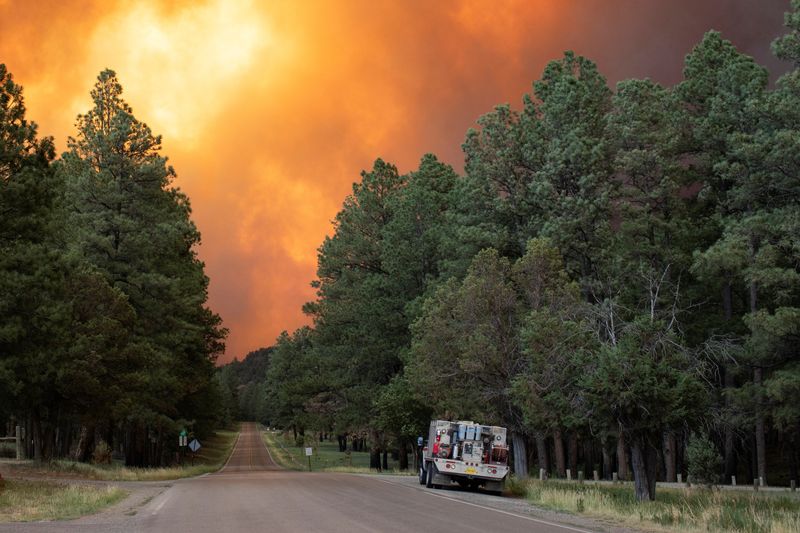 &copy; Reuters. FILE PHOTO: Firefighters wait to deploy to the South Fork Fire as it advances towards Cedar Creek in Ruidoso, New Mexico, U.S. June 17, 2024.  REUTERS/Kaylee Greenlee Beal/File Photo