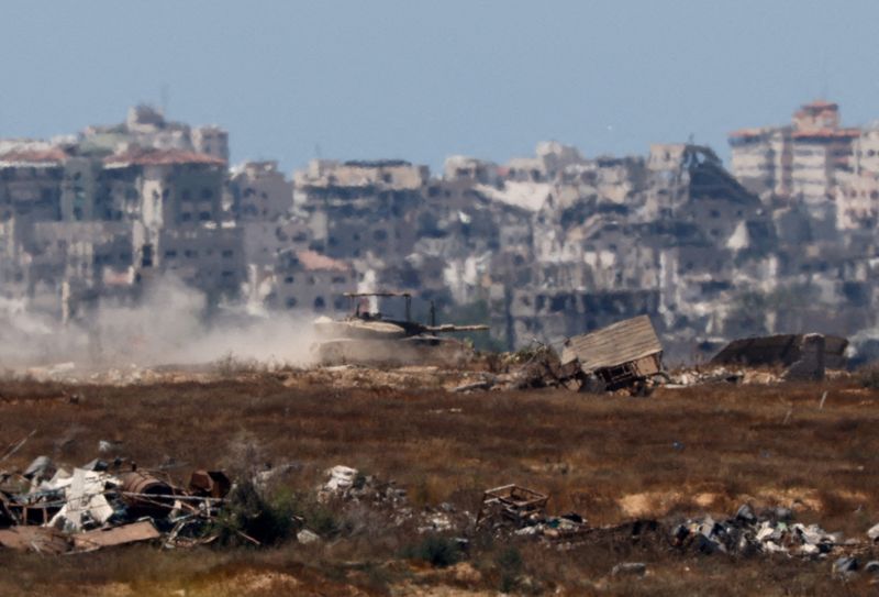 &copy; Reuters. Un carro armato israeliano all'interno della Striscia di Gaza, nel corso del conflitto in corso tra Israele e Hamas, visto da Israele, 17 giugno 2024. REUTERS/Amir Cohen/Foto d'archivio