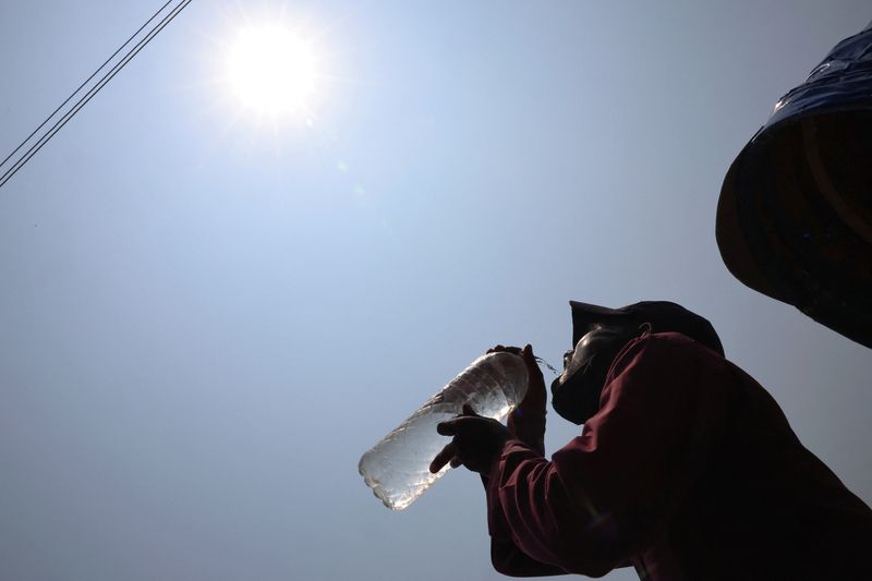 © Reuters. A man drinks cold water at noon during a heatwave in Dhaka, Bangladesh, April 24, 2024. REUTERS/Mohammad Ponir Hossain/File Photo