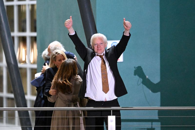 &copy; Reuters. Julian Assange na chegada em Camberran 26/6/2024   AAP Image/Lukas Coch via REUTERS