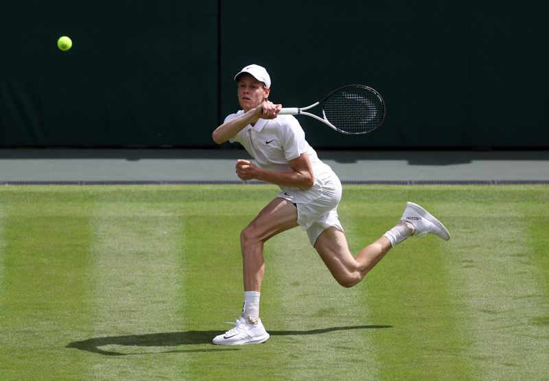 &copy; Reuters. Il tennista Jannik Sinner durante una sessione di pratica con il serbo Novak Djokovic a Londra. REUTERS/Paul Childs