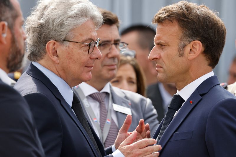 &copy; Reuters. Il presidente francese Emmanuel Macron e il Commissario europeo Thierry Breton a Parigi.     LUDOVIC MARIN/Pool via REUTERS