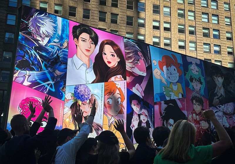 © Reuters. Employees of the Online comics platform Webtoon Entertainment celebrate in Times Square as the company holds an IPO at the Nasdaq MarketSite in New York City, U.S., June 27, 2024. REUTERS/Mike Segar