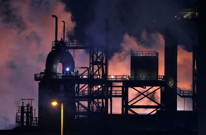 © Reuters. FILE PHOTO: Tata Steel Port Talbot steel production plant is seen at night time, ahead of its planned transition from blast furnace to electric arc furnaces, at Port Talbot, Wales, Britain, March 11, 2024. REUTERS/Toby Melville/File Photo