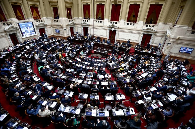 &copy; Reuters. Members of Argentina's lower chamber meet to give the final vote on President Javier Milei's so-called 'Bases' bill, a mega-reform that will hand the government more sway over deregulating the economy, in Buenos Aires, Argentina June 27, 2024. REUTERS/Tom
