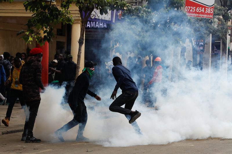 &copy; Reuters. Pessoas reagem a gás lacrimogêneo durante manifestação contra morte de civis por policiais durante protestos contra projeto do governo queniano de alta de impostos, em Nairóbin27/06/2024nREUTERS/Monicah Mwangi