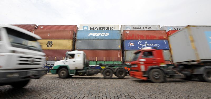 &copy; Reuters. Caminhões no porto de Santosn25/02/2015nREUTERS/Paulo Whitaker