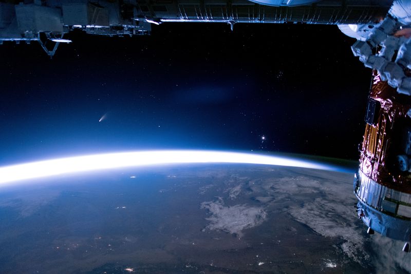 © Reuters. FILE PHOTO: The comet NEOWISE streaks above Earth, in this image taken aboard the International Space Station (ISS),  July 5, 2020. NASA/Handout via REUTERS/FILE PHOTO