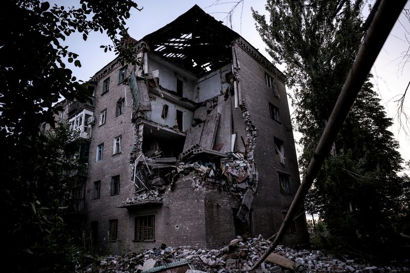 © Reuters. A view shows a heavily damaged building, amid Russia's attack on Ukraine, in the frontline town of Chasiv Yar in Donetsk region, Ukraine  June 25, 2024. Oleg Petrasiuk/Press Service of the 24th King Danylo Separate Mechanized Brigade of the Ukrainian Armed Forces/Handout via REUTERS 