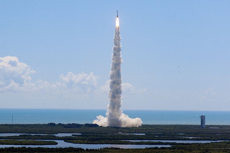 &copy; Reuters. FILE PHOTO: A United Launch Alliance Atlas V rocket carrying two astronauts aboard Boeing's Starliner-1 Crew Flight Test (CFT), is launched on a mission to the International Space Station, in Cape Canaveral, Florida, U.S., June 5, 2024. REUTERS/Joe Skippe