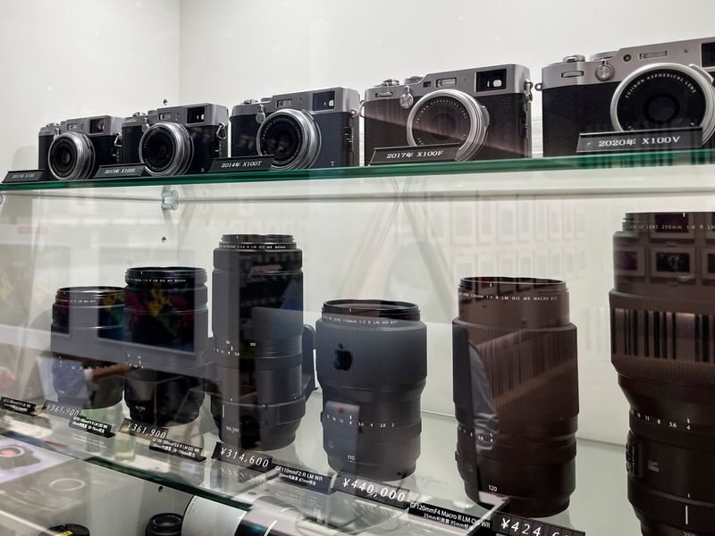 © Reuters. FILE PHOTO: Cameras and lenses are displayed at Fujifilm Holdings headquarters, in Tokyo, Japan June 7, 2024. REUTERS/Rocky Swift/File Photo