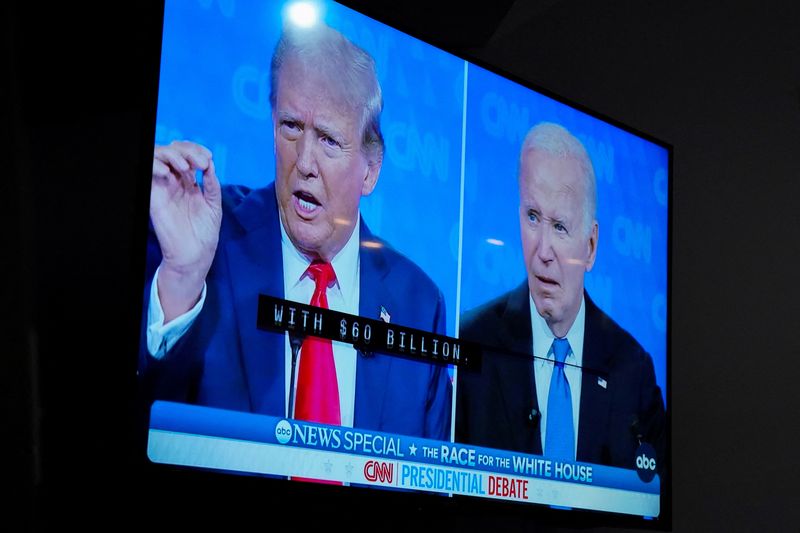 © Reuters. FILE PHOTO: A TV screen shows the debate as The New Hanover County Democratic party hosts a watch party as U.S. President Joe Biden and former U.S. President Donald Trump face off in the first presidential debate of the 2024 election, in Wilmington, North Carolina, U.S. June 27, 2024.  REUTERS/Allison Joyce/File Photo