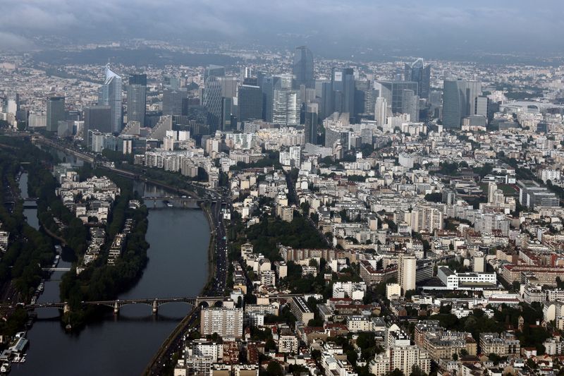 © Reuters. FILE PHOTO: An aerial view shows the Seine River and the skyline of La Defense financial and business district near Paris, France, June 19, 2023. REUTERS/Stephanie Lecocq/File Photo