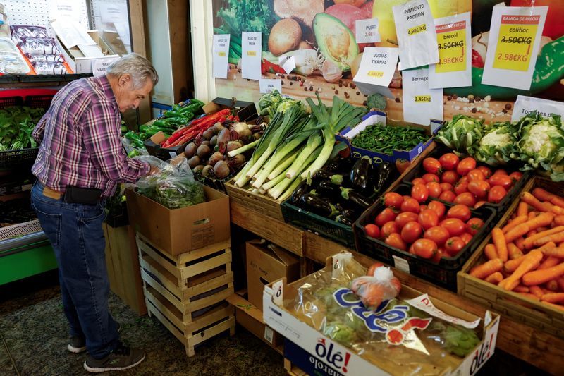 &copy; Reuters. Un uomo fa la spesa in un negozio di frutta a Vecindario, Spagna, 26 dicembre 2023. REUTERS/Borja Suarez/Foto d'archivion