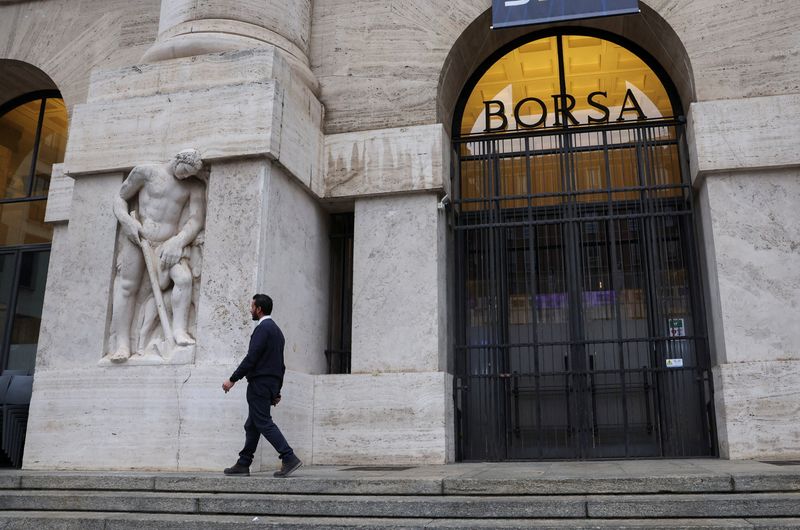 &copy; Reuters. Un uomo davanti alla borsa di Milano. REUTERS/Claudia Greco