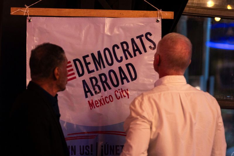 &copy; Reuters. FILE PHOTO: People observe the sign of the Democrats Abroad organization during the first debate between U.S. President Joe Biden and former President Donald Trump, at the Pinche Gringo BBQ restaurant, in Mexico City, Mexico June 27, 2024. REUTERS/Quetzal
