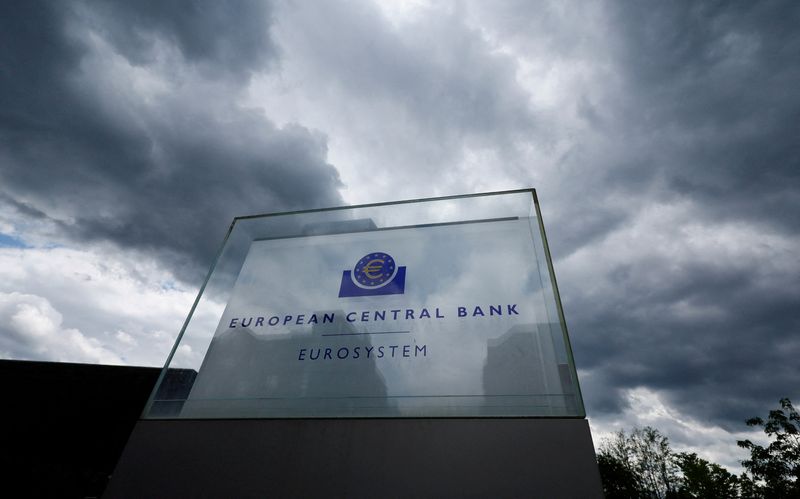 &copy; Reuters. Nuvole scure sovrastano l'edificio della Banca centrale europea (Bce) prima della riunione di politica monetaria della Bce a Francoforte, Germania, 6 giugno 2024.    Foto REUTERS/Wolfgang Rattay/File Photo