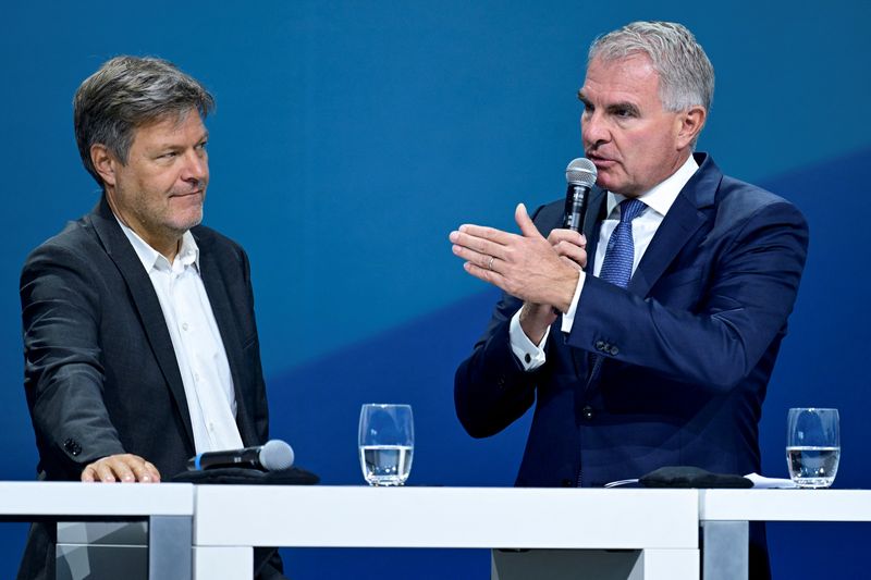 &copy; Reuters. German Economy and Climate Minister Minister Robert Habeck and CEO of Lufthansa Carsten Spohr attend the third national aviation conference at Lufthansa Technik, in Hamburg, Germany, September 25, 2023. REUTERS/Fabian Bimmer/ File Photo