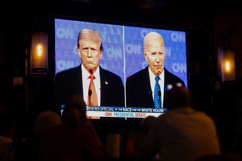 © Reuters. American citizens living in Mexico gather to watch the first debate between U.S. President Joe Biden and former President Donald Trump, at the Pinche Gringo BBQ restaurant, in Mexico City, Mexico June 27, 2024. REUTERS/Quetzalli Nicte-Ha