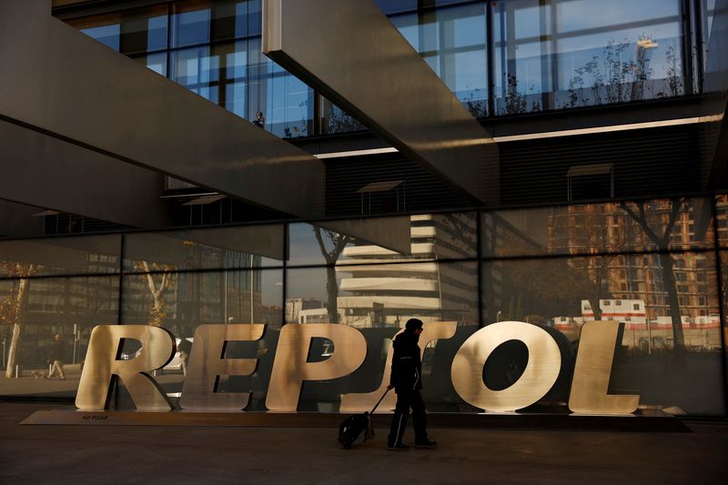 &copy; Reuters. FILE PHOTO: A man walks past the logo of Spanish oil major Repsol outside its headquarters in Madrid, Spain, December 26, 2023. REUTERS/Susana Vera/File Photo