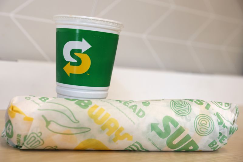 &copy; Reuters. Sanduíche e bebida da rede de lanchonetes Subway em restaurante da marca em Nova Yorkn23/11/2021 REUTERS/Andrew Kelly