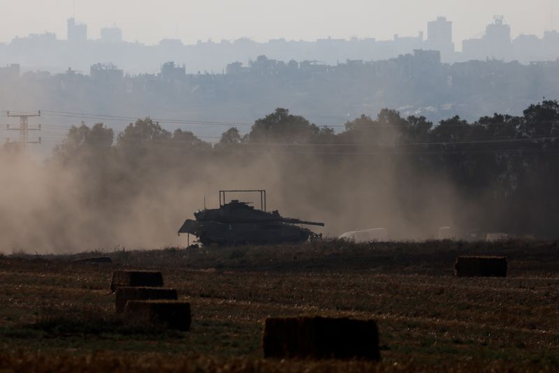 &copy; Reuters. Un carro armato israeliano vicino al confine tra Israele e Gaza, durante il conflitto tra Israele e Hamas, in Israele, 27 giugno 2024. REUTERS/Amir Cohen