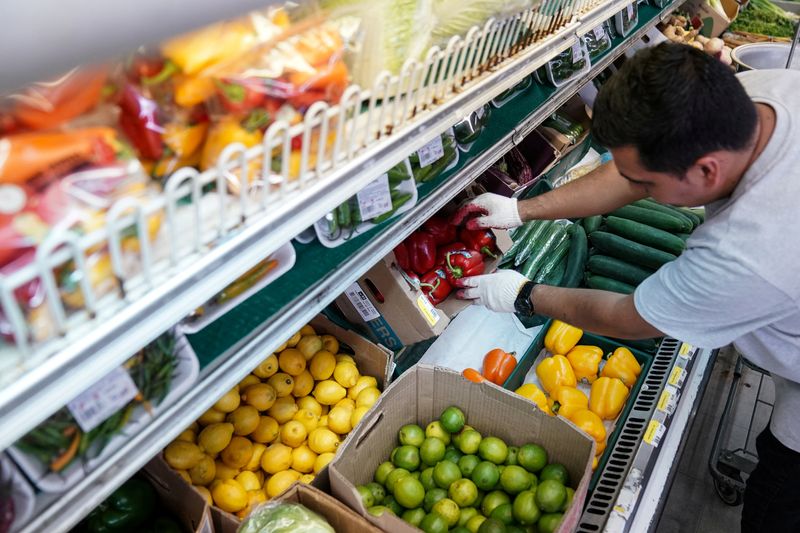 &copy; Reuters. A man arranges produce at Best World Supermarket in the Mount Pleasant neighborhood of Washington, D.C., U.S., August 19, 2022. REUTERS/Sarah Silbiger/File Photo