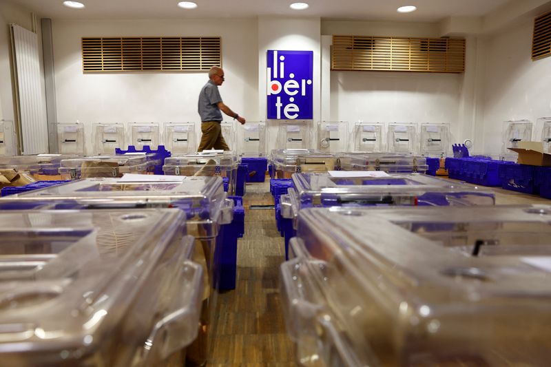 &copy; Reuters. Urnas são preparadas para eleição na Françan 28/6/2024   REUTERS/Gonzalo Fuentes