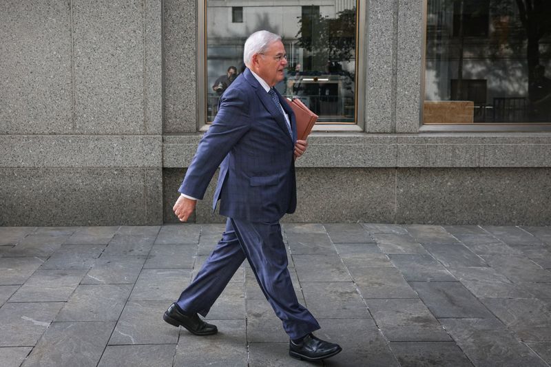 © Reuters. FILE PHOTO: U.S. Senator Robert Menendez, (D-NJ) arrives at Federal Court, for his bribery trial in connection with an alleged corrupt relationship with three New Jersey businessmen, in New York City, U.S., June 26, 2024.  REUTERS/Brendan McDermid/File Photo