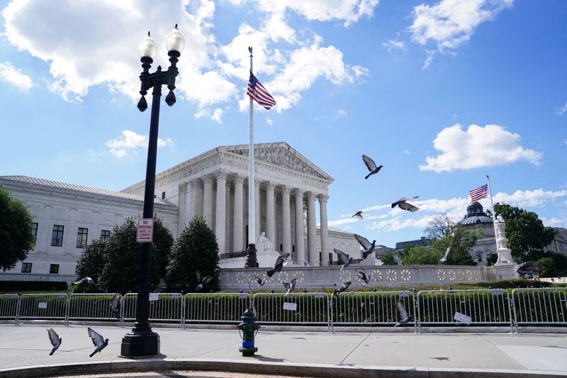 &copy; Reuters. FILE PHOTO: Birds fly outside the U.S. Supreme Court on the day justices issue orders in pending appeals in Washington, U.S., June 24, 2024. REUTERS/Nathan Howard/File Photo