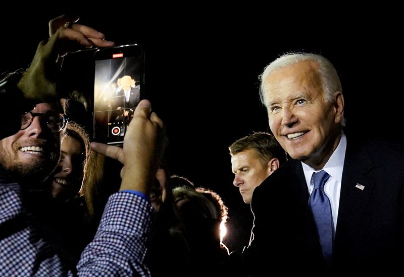 © Reuters. U.S. President Joe Biden poses for a photograph as he greets supporters on arrival at Raleigh-Durham International Airport in Raleigh, North Carolina, U.S., after participating in a presidential debate in Atlanta, Georgia, U.S., June 28, 2024. REUTERS/Elizabeth Frantz 