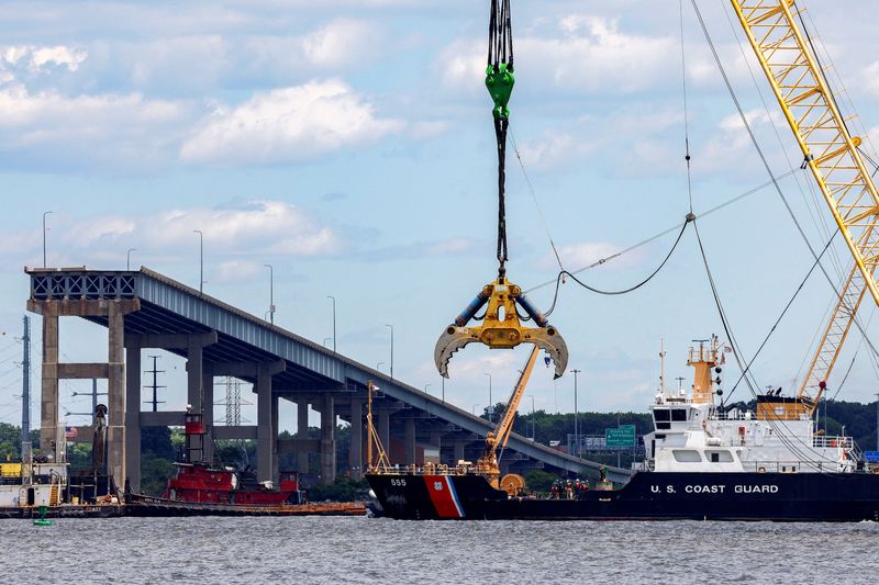 &copy; Reuters. FILE PHOTO: A U.S. Coast Guard boat approaches clean-up operations at the Francis Scott Key Bridge as the main shipping channel prepares to fully reopen, in Baltimore, Maryland, U.S., June 10, 2024. REUTERS/Evelyn Hockstein/File Photo