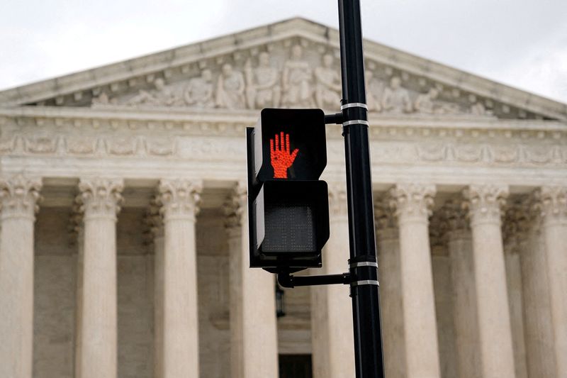 © Reuters. FILE PHOTO: A crosswalk signal is seen outside the U.S. Supreme Court building in Washington, U.S., June 27, 2022. REUTERS/Elizabeth Frantz/File Photo