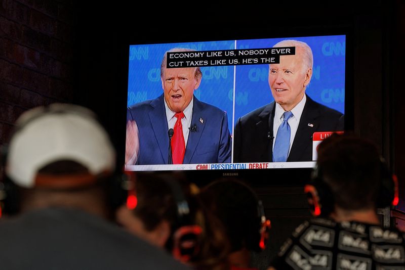 &copy; Reuters. People watch the first Presidential debate between U.S. President Joe Biden and Republican candidate, former President Donald Trump, from a tavern in San Diego, California, U.S., June 27, 2024. REUTERS/Mike Blake