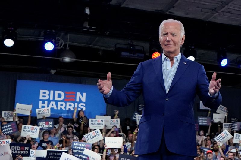 © Reuters. U.S. President Joe Biden gestures during a campaign rally in Raleigh, North Carolina, U.S., June 28, 2024. REUTERS/Elizabeth Frantz