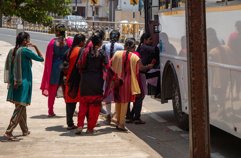 &copy; Reuters. FILE PHOTO: Women board a Foxconn factory bus near the village of Molachur, Tamil Nadu, India April 1, 2024.  REUTERS/Palani Kumar/File Photo