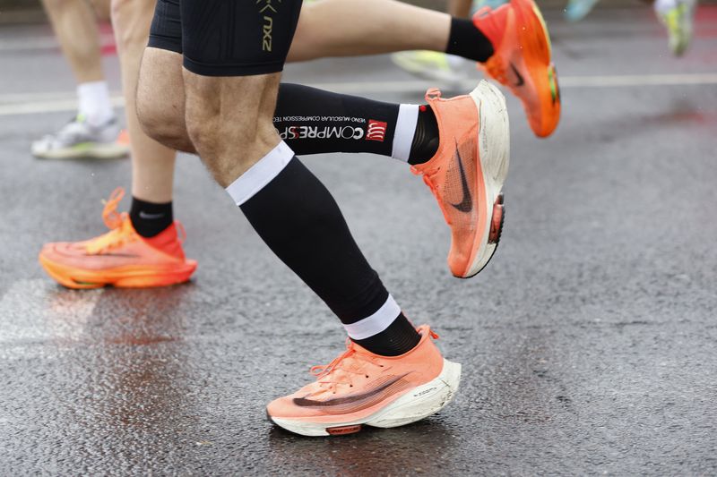 © Reuters. File photo: Athletics - London Marathon - London, Britain - April 23, 2023 A pair of Nike running trainers worn by a participant during the London Marathon REUTERS/Peter Cziborra/File photo