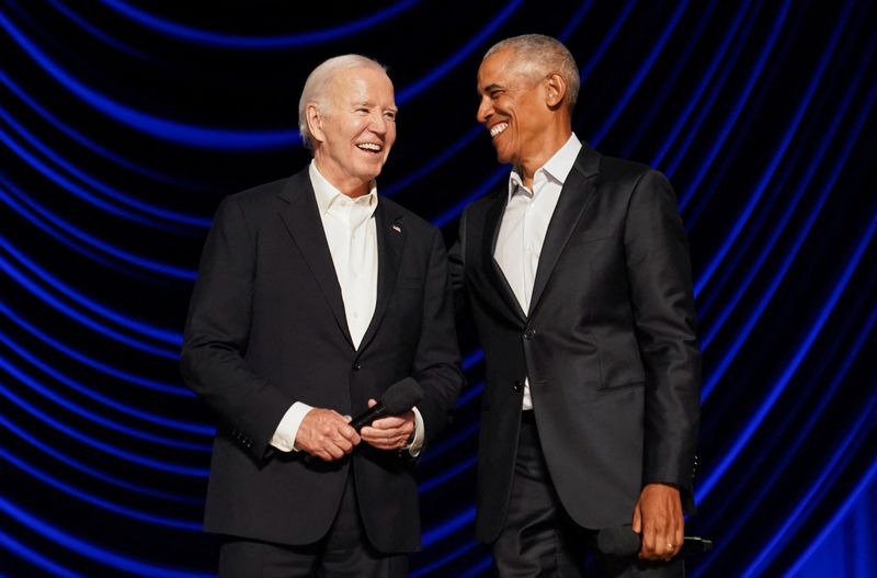 &copy; Reuters. Ex-presidente dos EUA Barack Obama e presidente Joe Biden em evento de campanhan15/06/2024nREUTERS/Kevin Lamarque