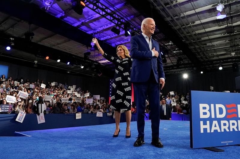 &copy; Reuters. O presidente dos EUA, Joe Biden, e a primeira-dama Jill Biden gesticulam ao deixar o palco durante comício de campanha em Raleigh, Carolina do Norte, EUAn28/06/2024nREUTERS/Elizabeth Frantz