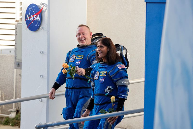 © Reuters. File photo: NASA astronauts Butch Wilmore and Suni Williams walk at NASA's Kennedy Space Center, ahead of Boeing's Starliner-1 Crew Flight Test (CFT) mission on a United Launch Alliance Atlas V rocket to the International Space Station, in Cape Canaveral, Florida, U.S., June 5, 2024. REUTERS/Joe Skipper/File photo