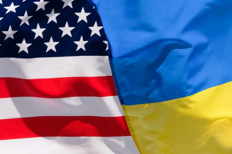 © Reuters. FILE PHOTO: The American and Ukrainian flags wave next to each during an Independence Day parade in Washington D.C., U.S., July 4, 2023. REUTERS/Kevin Wurm/File Photo