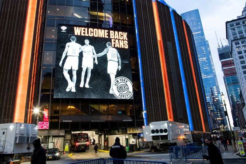 © Reuters. FILE PHOTO: People walk outside Madison Square Garden before a Knicks game amid the coronavirus disease (COVID-19) pandemic in the Manhattan borough of New York City, New York, U.S., February 23, 2021. REUTERS/Eduardo Munoz/File Photo
